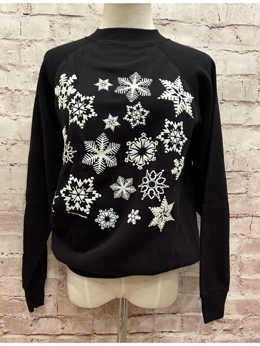 Vintage Hanes Her Way Sweatshirt Size Medium Black Snowflakes Holiday 80s